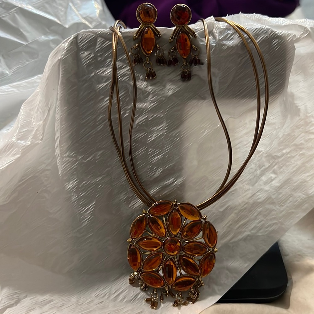 Comes as a set! Earrings and necklace